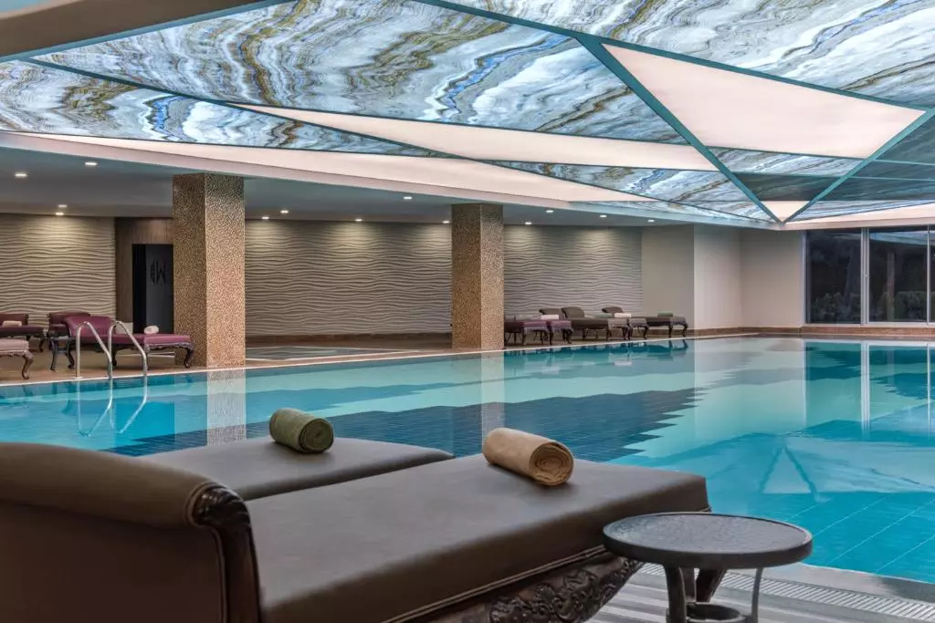 delphin-be-grand-pool.jpg