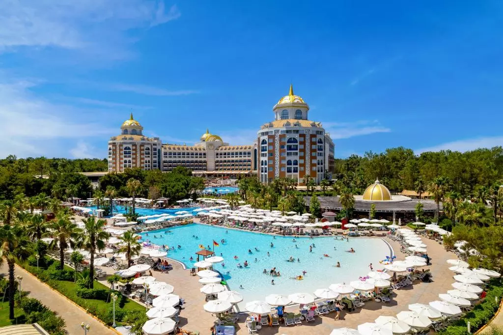 delphin-be-grand-pool3.jpg