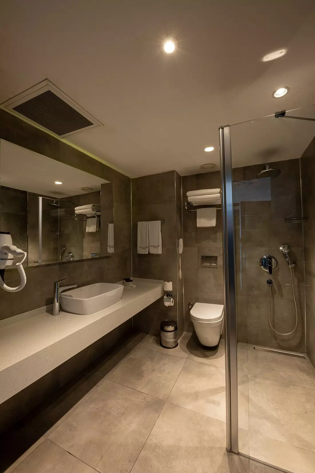 nova-plaza-crystal-hotel-bathroom.jpg